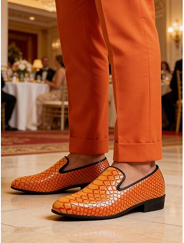  oransje herreloafers med krokodillepreget mønster, skinnoverdel i dristig farge, luksuriøs stil, ideell for trendsettere, kveldsarrangementer og bryllup