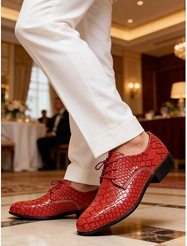  Rode herenschoenen met krokodillenprint, vetersluiting, bovenkant van imitatieleer, luxe en stijlvolle look, ideaal voor modebewuste mannen en formele gelegenheden zoals bruiloften.
