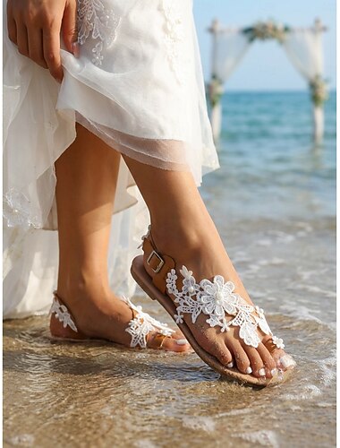  hvite flate sandaler for bruder - elegante strandsko til bryllup