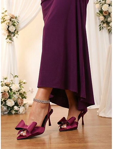  Sandalias de tacón alto con lazo morado para invitadas de boda: elegantes tacones de tiras, perfectos para madres que asisten a bodas en la ciudad.