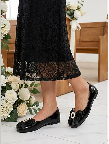  Svarte damesko i lakkskinn med perle- og sløyfemønster – elegante brudesko til brudens mor i kirkebryllup