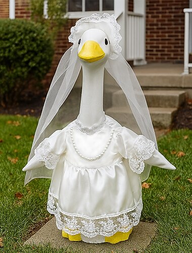  Estátua de gansa noiva para jardim, decoração divertida de pato para casamento, ornamento para gramado externo com vestido branco, véu e colar de pérolas, decoração de resina para pátio estilo