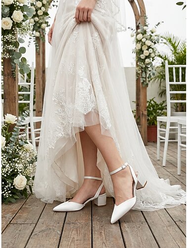  Sandálias femininas brancas de salto grosso e modelo simples - sapatos elegantes para noivas em casamentos ao ar livre.
