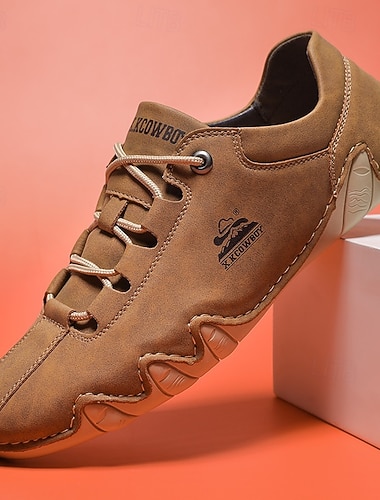  Lässige Herren-Sneaker aus hellbraunem Kunstleder mit Schnürung – bequeme, leichte Alltagsschuhe für Reisen, Autofahren, Wochenendausflüge, Freizeitaktivitäten im Freien und einen entspannten, smarten Freizeitstil.