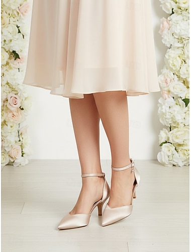  női pezsgőszínű cicasarkú magassarkú cipők bokapánttal, elegáns menyasszonyanya cipők kerti esküvőre, hegyes orrú, alacsony sarkú elegáns cipők kültéri szertartásra