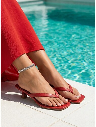  női elegáns barna krokodilmintás cicasarkú szandál - sikkes, szögletes orrú tanga papucs luxushoteli nyaraláshoz, medence melletti pihenéshez &nyári üdülőhelyi étkezés