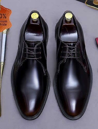  Sapatos derby masculinos em couro preto polido, com cadarço, estilo clássico de sapato social, ideais para casamentos, escritório, banquetes, festas, recepções e para um visual elegante e sofisticado.