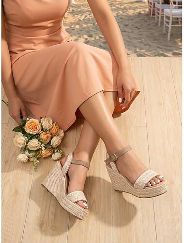  női bézs színű éktalpú szandál - kényelmes koszorúslánycipők tengerparti esküvőre, nyári szabadtéri szertartásra, stílusos sarkú cipők esküvői vendégeknek