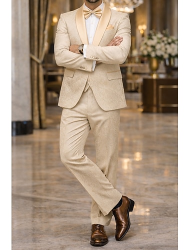  Zweiteiliger Herren-Smoking aus champagnerfarbenem Jacquard-Stoff, schmal geschnitten – ideal für Hochzeiten, Abschlussbälle und Dinnerpartys. Der Anzug besteht aus einem einreihigen Blazer mit Schalkragen und passender Hose. Erhältlich in Burgunderrot, G