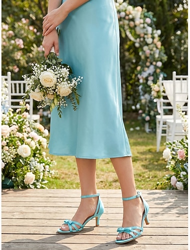  Elegante groene sandalen met bandjes voor bruidsmeisjes - perfect voor een chique bruiloft in de tuin.