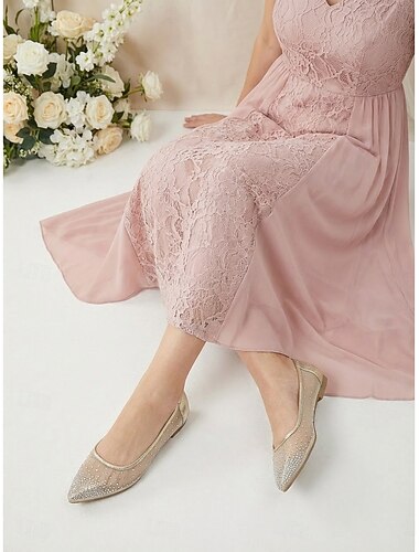  Komfortable damesko med lav hæl som bryllupsgjest – elegante svarte flate sko med dekorative detaljer, perfekte for mødre i bryllup i byen