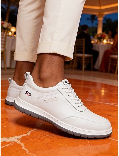  hvite herresneakers med snøring, komfortable tursko, minimalistiske, smarte, casual sko for feriestedkvelder, ferieturer, cruisemiddager, helgetur og avslappet sommerstil.