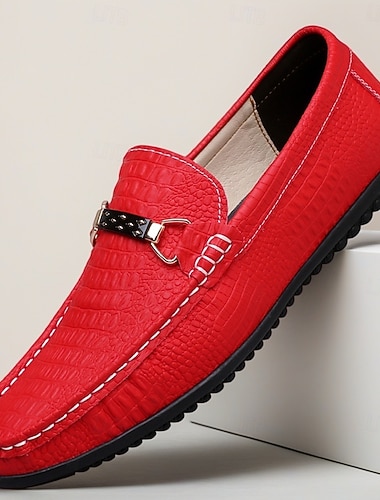  mocassini da uomo rossi con stampa coccodrillo, scarpe casual slip-on, mocassini da guida con inserto in metallo, ideali per l'uso quotidiano, viaggi, feste, ufficio, weekend e stile smart casual.