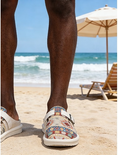  حذاء رجالي أبيض من القماش سهل الارتداء بحزام قابل للتعديل، يسمح بمرور الهواء وخفيف الوزن، مثالي لعطلات الشاطئ والسفر والنزهات غير الرسمية.