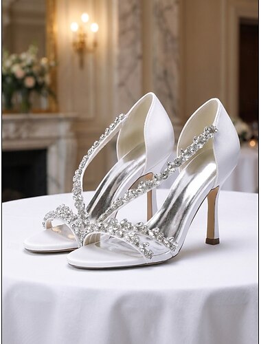  Tacones de mujer color nude con cristales: elegantes zapatos de novia para bodas urbanas.