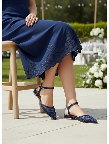  marinblå damskor med spetsiga tå och fotledsrem, eleganta skor till brudens mor för trädgårdsbröllop, bekväma lågklackade klänningsskor för utomhusceremoni