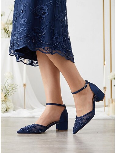  Damespumps in marineblauw met blokhak, kanten borduursels en kralenversiering, elegante schoenen voor de moeder van de bruid bij een stadsbruiloft, pumps met spitse neus voor formele gelegenheden.