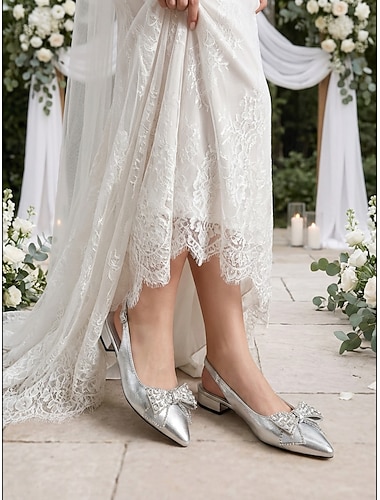  Damesko med sølvperler og sløyfe – flate brudesko til hagebryllup