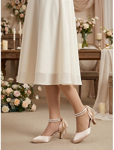 Damesko med lav hæl i sateng – elegante champagnefargede pumps med perlesløyfe for eldre bruder i bryllup i byen