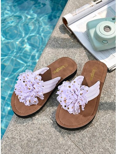  Sandales plates romantiques blanches à fleurs pour femmes - tongs confortables ornées de grandes fleurs à pois, idéales pour les vacances de luxe au bord de la piscine d'hôtels ou à la plage.