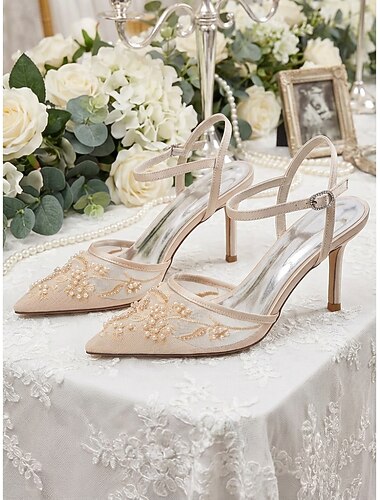  Damesstilettohakken met marineblauwe kralen en sierlijke details - elegante schoenen voor de moeder van de bruid of bruidegom, perfect voor tuinbruiloften en luxe feesten.