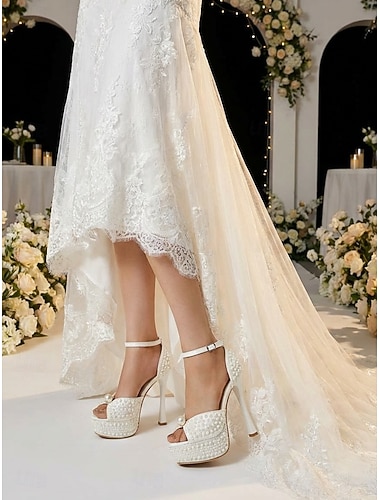  Ivoren damesschoenen met platformzool en parelversiering - elegante bruidsschoenen voor bruiden die in een tuin trouwen.