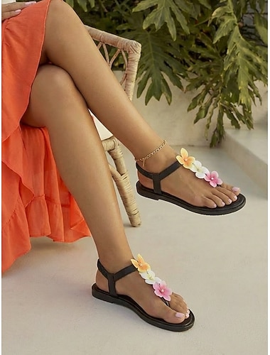  Sandales bohèmes fleuries à bride en T pour femmes - chaussures de marche noires confortables avec des accents floraux 3D colorés et une bride arrière élastique pour les vacances en plein air, les festivals d'été et les sorties à la plage