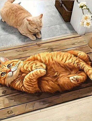  Vörös macska alakú lábtörlő fekve, fa deszkákon, ideális macskabarátoknak, otthonos hangulatot kölcsönöz a bejáratnak, könnyen tisztítható