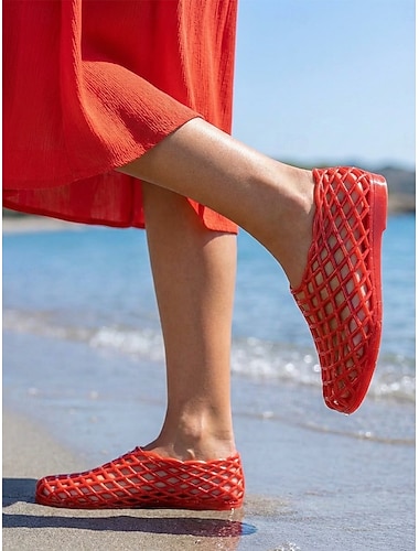  Sandales en plastique rouge pour femmes - chaussures d'eau respirantes en maille ajourée avec semelle plate confortable pour les vacances à la plage et les séjours en bord de mer &voyage sur une île