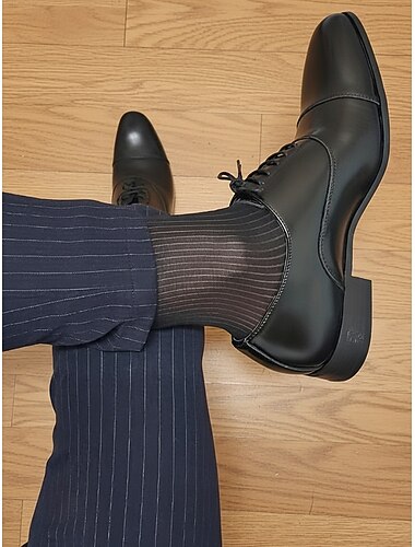  Chaussettes habillées rayées en polyester respirant pour homme, disponibles en plusieurs couleurs, accessoire élégant pour les mariages, les fêtes et les tenues professionnelles quotidiennes.