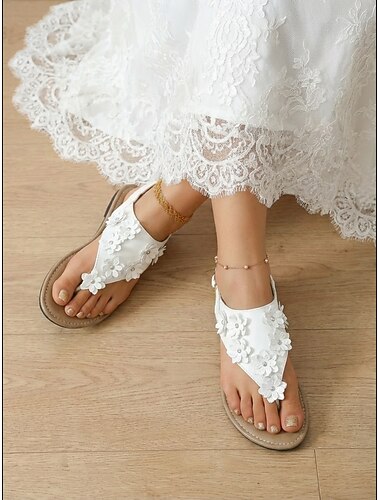  Sandálias rasteiras femininas brancas com detalhes florais - confortáveis e elegantes, estilo boho para casamento na praia.