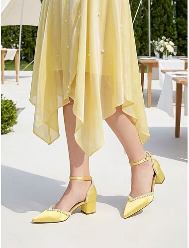  Gele Mary Jane schoenen met blokhak en parelversiering voor dames - elegante schoenen voor bruiloftsgasten bij een ceremonie in de tuin.