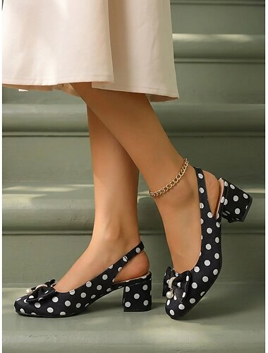  damepumps med polkaprikker – elegante svarte og hvite slingback-hæler med sløyfe &perledetaljer for vintagefester, rockabilly-arrangementer &klassisk kontorantrekk