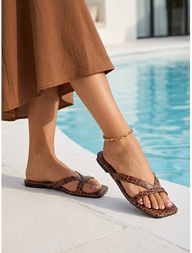  Chique lichtgele damesslippers met krokodillenprint - minimalistische platte sandalen met bandjes voor luxe hotelvakanties en ontspanning aan het zwembad. &zomer resortkleding