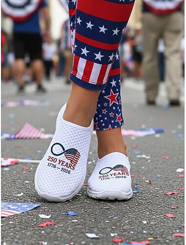 Hvite patriotiske slip-on-sneakers til dame – lette, pustende tursko med amerikansk flaggtrykk og 250-årsgrafikk for fritidsbruk, høytidsarrangementer, reiser og utendørsaktiviteter