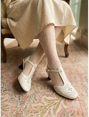  Dames Mary Janes in Victoriaanse stijl met T-bandje - elegante, witte retro pumps in Edwardiaanse stijl met verfijnde brogue-uitsparingen en een spoelhak, perfect voor vintage bruiloften, theekransjes en kostuums uit die tijd.