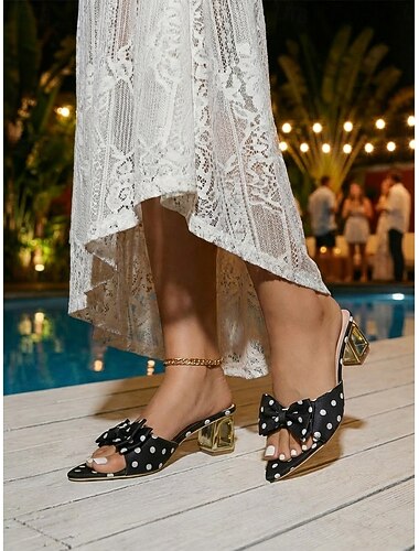  Damesmuiltjes met stippen en spitse neus - zwart &Witte sandalen met strik en lage blokhak, met een goudkleurige geometrische hak, perfect voor diners in resorts en tropische vakanties.