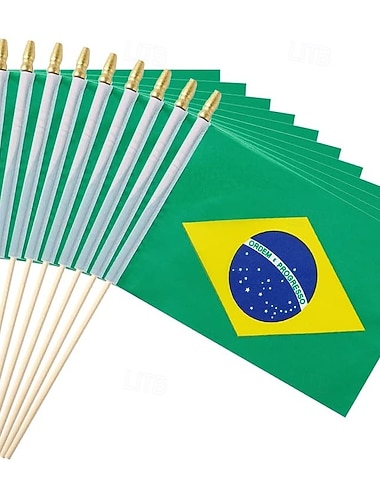  Pacote com 25 miniaturas de bandeiras do Brasil em haste, medindo 5x8 polegadas, ideais para jogos da Copa do Mundo de Futebol, eventos esportivos, decoração de festas e para torcedores.