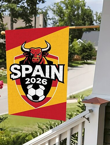  Gartenflagge für Fußballbegeisterte mit Spanien-WM 2026-Motiv: Stier-Emblem und Fußball mit der Aufschrift „Spanien 2026“ – eine auffällige Gartendekoration für Sportfans.