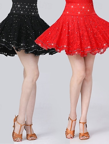  damesrok van zwart kant met strasssteentjes