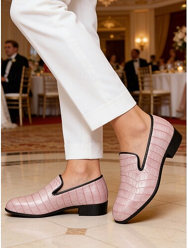  Roze herenloafers met krokodillenprint, gladde kunstleren afwerking, elegante moderne stijl, perfect voor stijlvolle mannen op bruiloften en feesten.