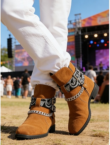  Bottines western beiges pour homme, style cowboy avec bride chaîne, idéales pour les festivals de musique, les concerts, les rodéos, les fêtes en plein air, le streetwear et les looks tendance.