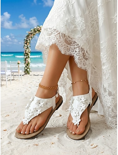  hvite, blomsterdekorerte, flate sandaler til dame – komfortable og elegante strandsko i bohemsk stil med bryllupssko
