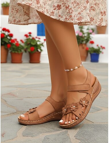  Sandales confortables à fleurs blanches pour femmes, chaussures d'été à coussinet souple idéales pour les promenades dans les jardins des hôtels, les tenues de vacances et les sorties décontractées.