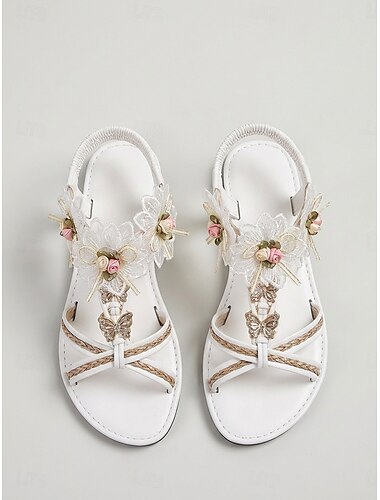  Sandales de plage blanches romantiques pour femmes - tongs plates et confortables ornées de fleurs en 3D, idéales pour les vacances d'été, les mariages en bord de mer et les séjours en station balnéaire tropicale.