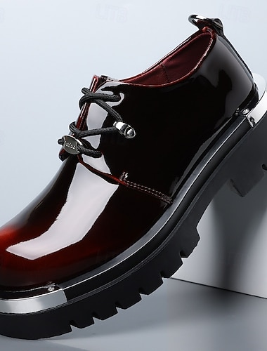  Chaussures habillées à plateforme en cuir verni bordeaux pour homme, à lacets et semelle épaisse, idéales pour les soirées, les boîtes de nuit, les spectacles, les événements de mode et pour un style affirmé.