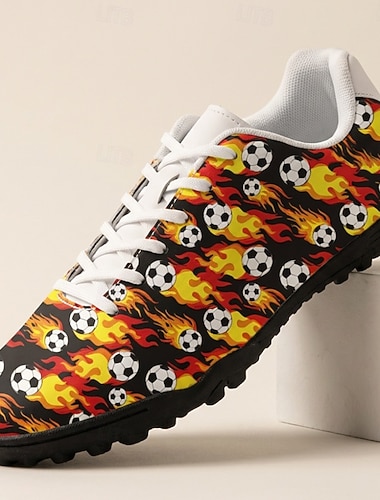  Herrefotballsko med flammetrykk på torv, snøring og lette fotballfansko til kampdagen i VM, stadionheiing, sportsarrangementer, trening og uformelt streetwear