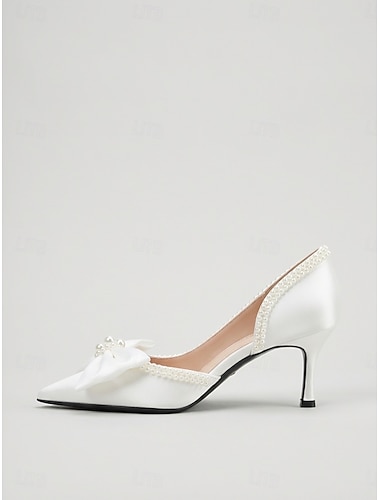  Witte satijnen bruidsschoenen met parelversiering en spitse hak voor een bruiloft in de tuin. &bruidsdouche