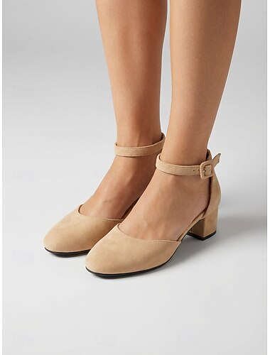  Décolleté da donna in camoscio beige con tacco a blocco, punta tonda e cinturino alla caviglia, ideali per feste in giardino e matrimoni. &eventi all'aperto