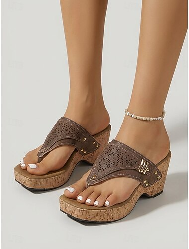  Damessandalen met koffiekleurige sleehak en teenslipper – comfortabele sandalen met imitatiekurken platformzool en klinknagels, brede pasvorm, casual instapsandalen voor op reis of naar het strand.